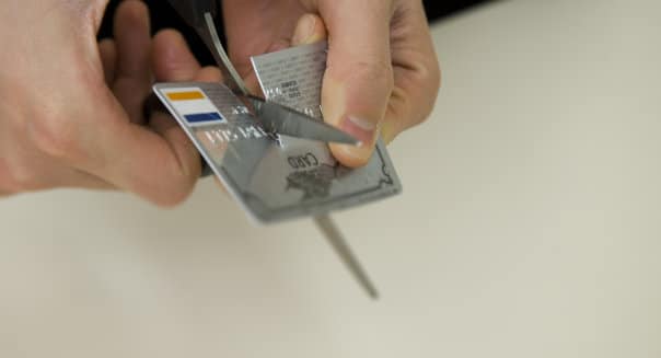 Cortando sus tarjetas de crédito